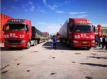 圖：滿載“伽師瓜”的卡車發往北京、廣州、佛山等地。