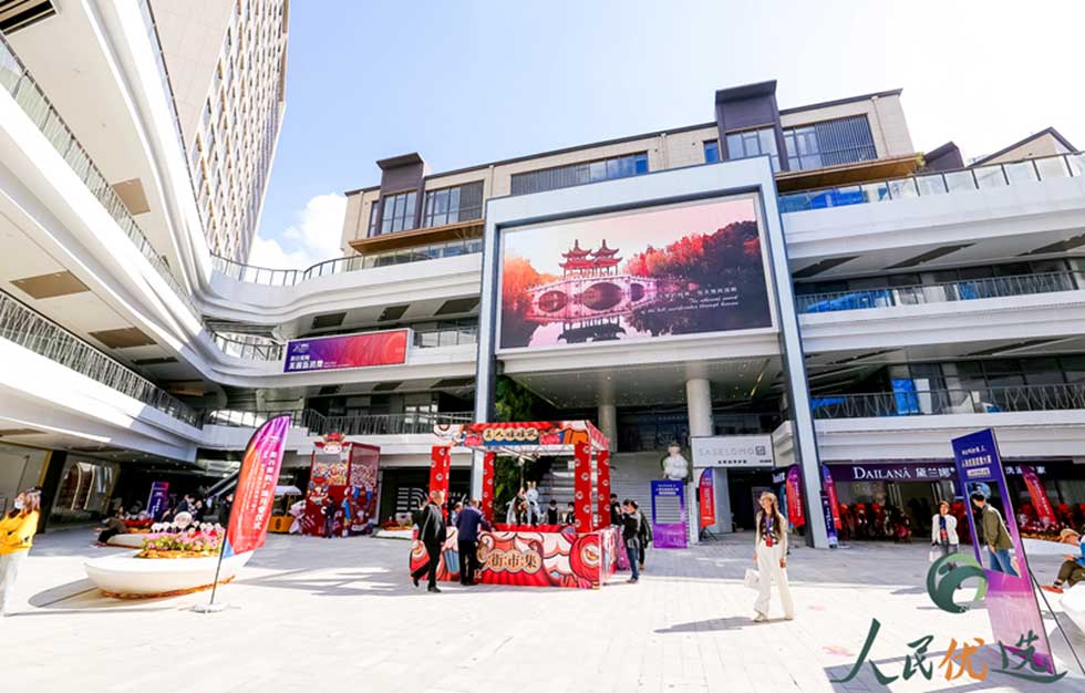  赴約美麗經濟 直播鏡頭對准東方美谷位於上海市奉賢區的美谷美購廣場成為人民優選直播大賽的比賽場地。